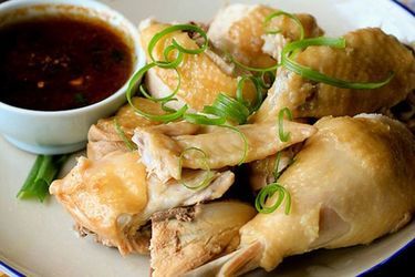 Gà hấp muối kiểu người hoa