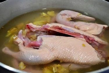 Luộc vịt trong bao nhiêu phút thì chín?