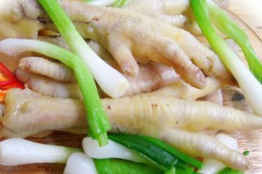 Chân gà hấp hành