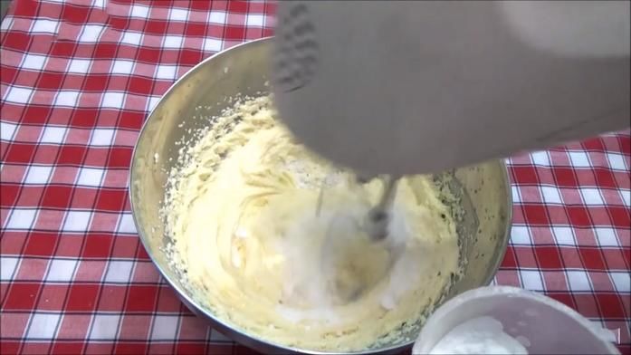công thức làm phần kem bơ bánh cupcake bước 3