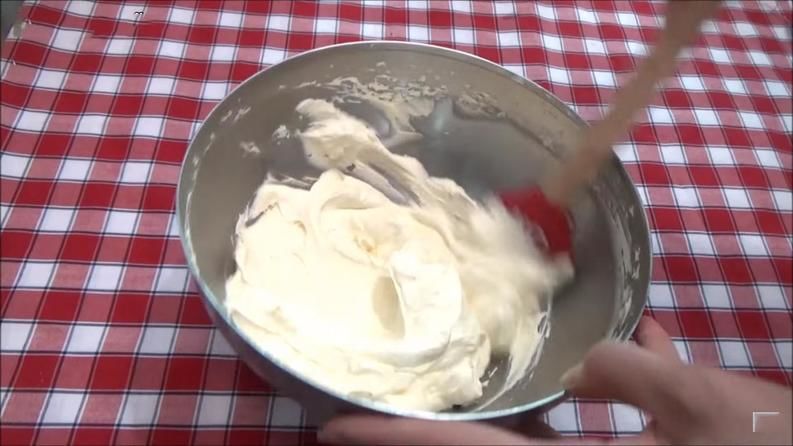 công thức làm phần kem bơ bánh cupcake bước 4