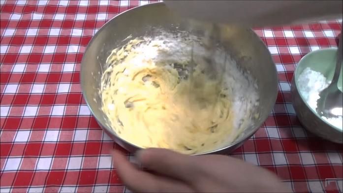 cách làm bánh cupcake bước 2