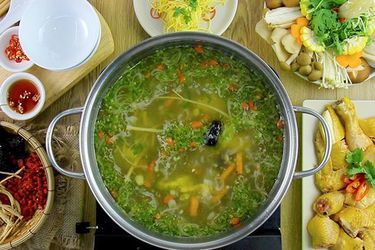 Lẩu gà nấu nấm