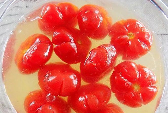ngâm cà chua với nước vôi