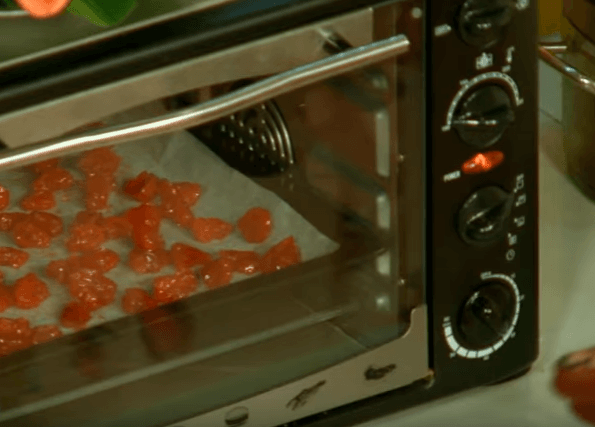 sấy khô mứt cà chua bằng lò nướng