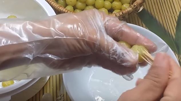 sơ chế chùm ruột bằng tăm