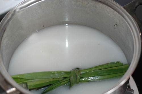 nấu nước cốt dừa lá dứa