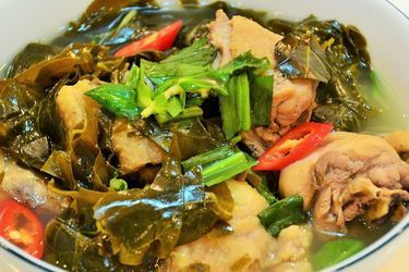 Gà nấu lá giang