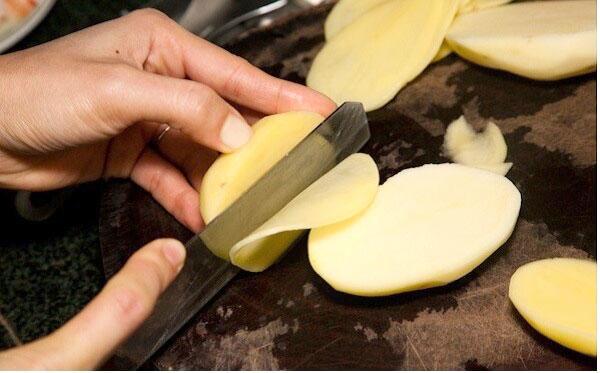 thái khoai tây bằng dao