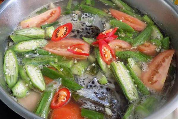 nấu canh chua cá hồi