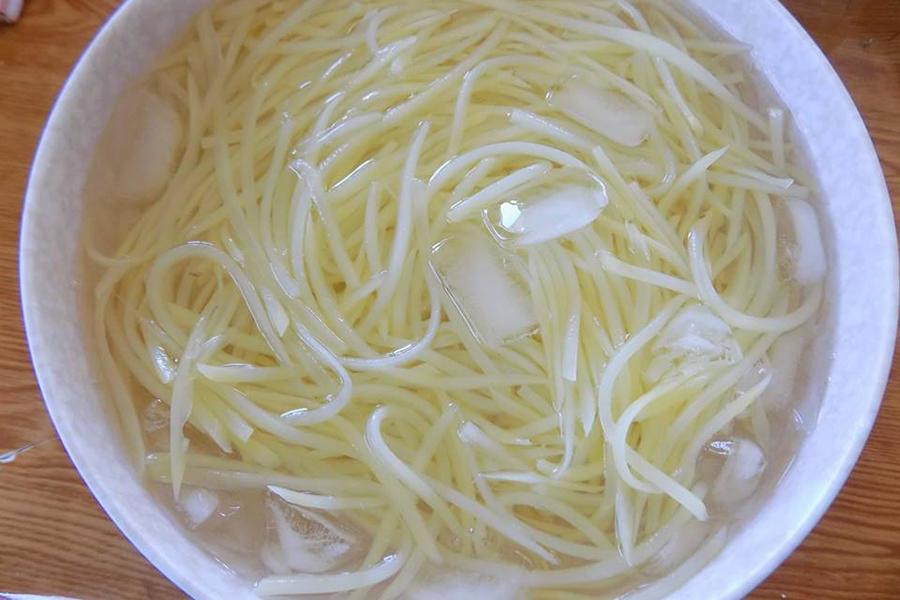 ngâm khoai tây trong nước đá lạnh