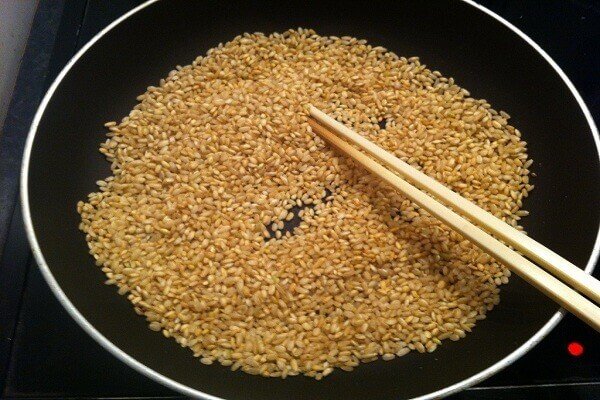 Gạo rang làm thính phải là loại gạo ngon, có như vậy mắm tép mới thơm ngon